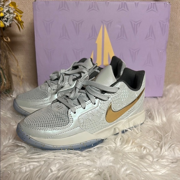 Limited‎ Edition Ja Morant  Nike Gray and Gold Sneakers Christmas Edition - Picture 2 of 6